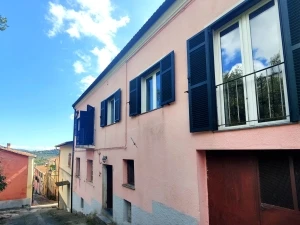 VILLA VIANI - PORZIONE CASA DI PAESE CON GIARDINO E POSTI AUTO