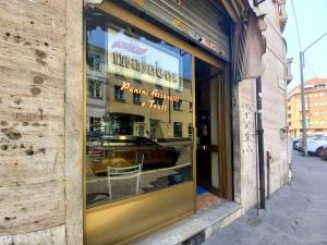 TORINO - Via Foligno - Locale commerciale con magazzino e cantine - VENDITA